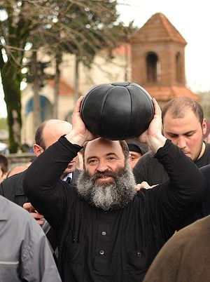 Священник с мячом для игры в «лело бурти»