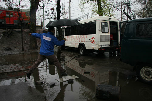 Проливной дождь: людей, пришедших за подарками меньше, чем в прошлом году