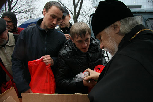 Бездомные задавали владыке вопросы, и он отвечал прямо вовремя раздачи подарков. В храм бездомный стесняется заходить: зачастую люди сторонятся его. А это чувствуется душой.