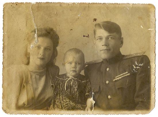 Дедушка, бабушка и моя мама. Фото из семейного архива Селенских