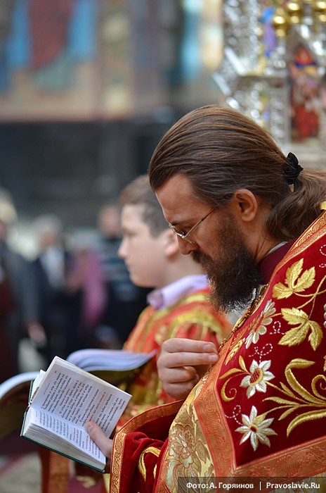 Молитва в алтаре. Фото: А.Горяинов / Православие.Ru