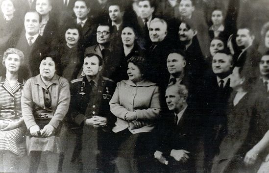 Посещение Ю.А. Гагариным техникума, А.Н. Дзякович у него за спиной