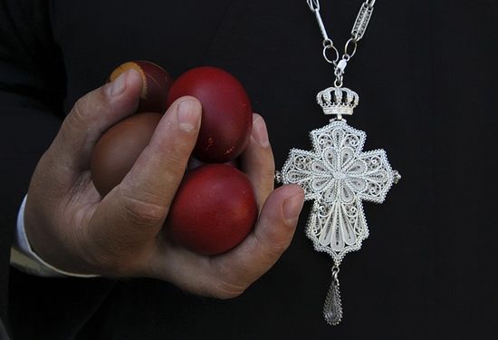 An Orthodox Christian priest holds Easter eggs during an Orthodox Easter mass at Saint Sava church in Mitrovica, May 5, 2013. Ethnic Serbs from the Serb-dominated northern part of the ethnically divided town of Mitrovica cross the bridge to attend a mass at Saint Sava church located in the town's Albanian-dominated south. Photo: Reuters
