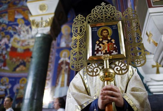 A Serbian priest holds an icon during an Orthodox Easter service in the St. Sava's temple in Belgrade May 4, 2013. Photo: Reuters