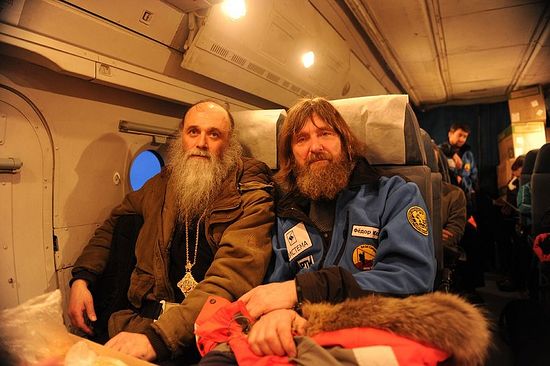 Владыка Иаков с путешествующим священником Федором Конюховым на пути к Шпицбергену