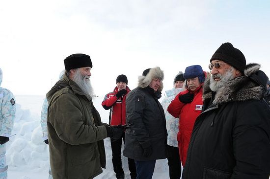 С делегацией представителей государств — членов Арктического совета на Северном полюсе