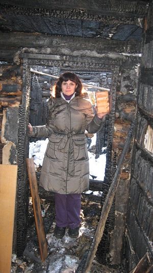 Ирина Ахундова на пороге сгоревшего дома