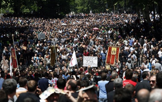Около 10 тысяч человек вышли на улицы Тбилиси, протестуя против проведения гей-парада