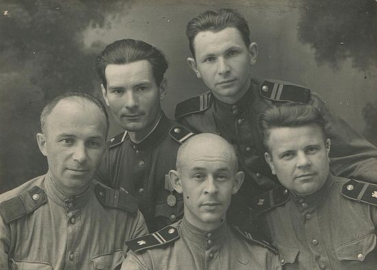 Герасим Иванов (верхний ряд) с однополчанами
