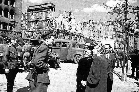 Жители Берлина беседуют с советским офицером