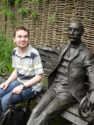 The village of Lower Broadheath, Worcestershire, the birthplace of the great composer Edward Elgar, D.Lapa next to his sculpture. Photo: Irina Lapa