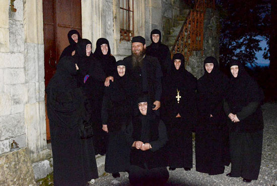 Монахини женского монастыря во имя святой равноапостольной Нины в Матходжи и протоиерей Сергий Баранов