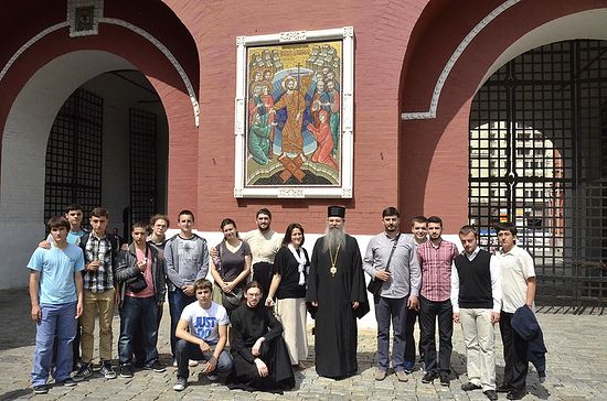 Гости из Призренской семинарии у Иверских ворот в Москве