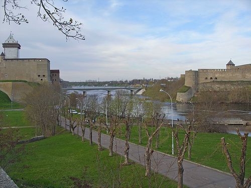 Река Нарова. Слева Эстония (Нарва), справа Россия (Ивангород)