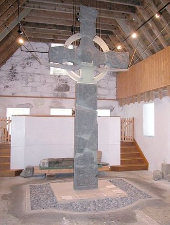 Кельтский крест в музее Айонского аббатства.