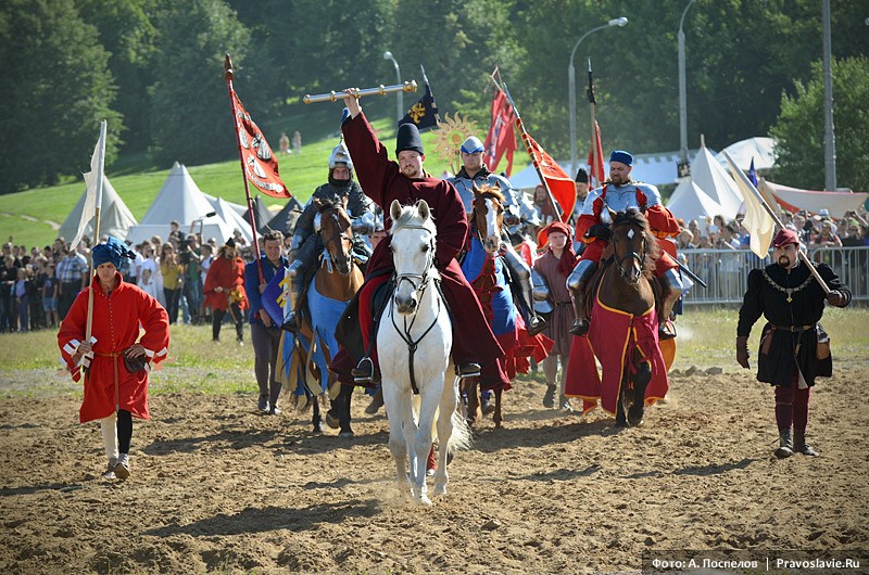 Конные рыцари появляются на арене. Фото: Антон Поспелов / Православие.Ru