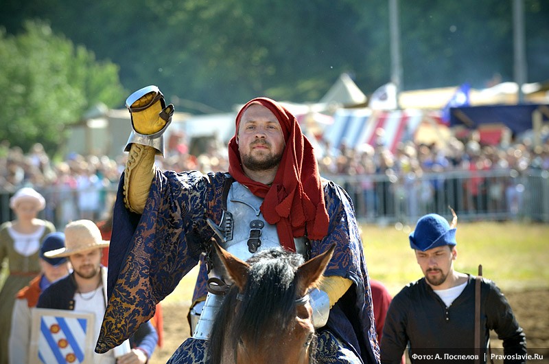 Конный рыцарь покидает арену. Фото: Антон Поспелов / Православие.Ru
