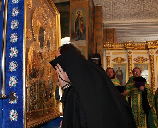 Епископ Пятигорский и Черкесский прикладывается к Моздокской иконе Божией Матери. Фото: Православие.ru