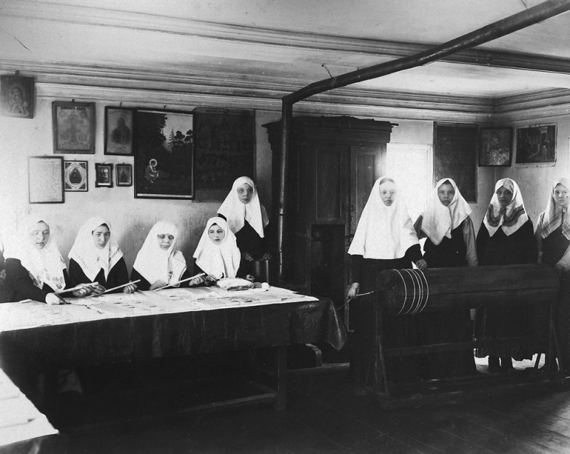 Серафимо-Дивеевские сестры делают свечи