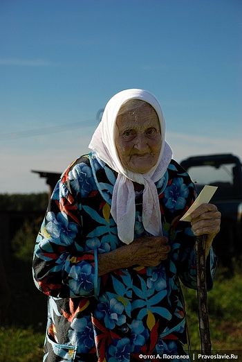 Бабушка, каждый год встречающая крестоходцев в её селе