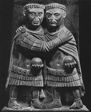 Группа двух императоров (Диоклетиан и Максимиан). Порфир. Нач. IV в. Рим, Ватиканские музеи