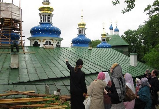 Фото: Монашеские послушания. Фото: http://www.pskovo-pechersky-monastery.ru/