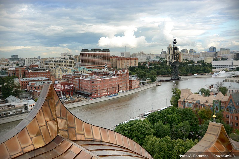 Вид на очередь с колокольни храма Христа Спасителя. Фото: Антон Поспелов / Православие.Ru