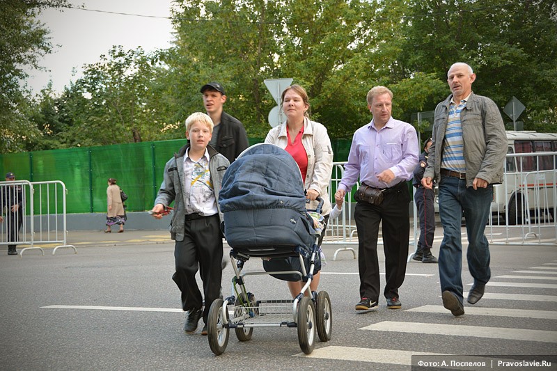 Женщина с детьми проходит без очереди. Фото: Антон Поспелов / Православие.Ru