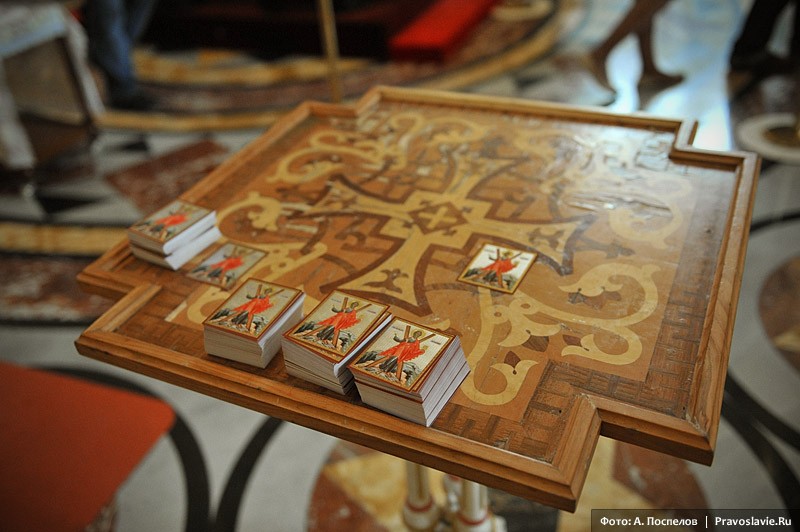 Маленькие иконки апостола Андрея, которые раздавали в качестве благословения. Фото: Антон Поспелов / Православие.Ru