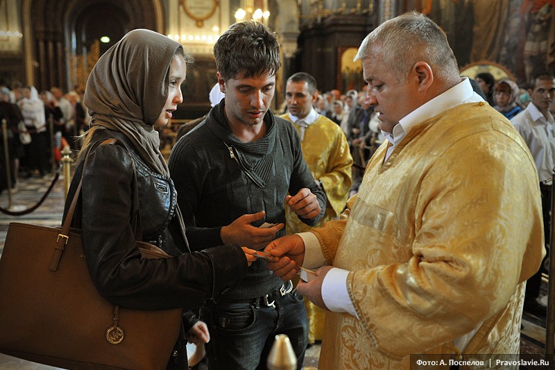 Раздача иконок. Фото: Антон Поспелов / Православие.Ru