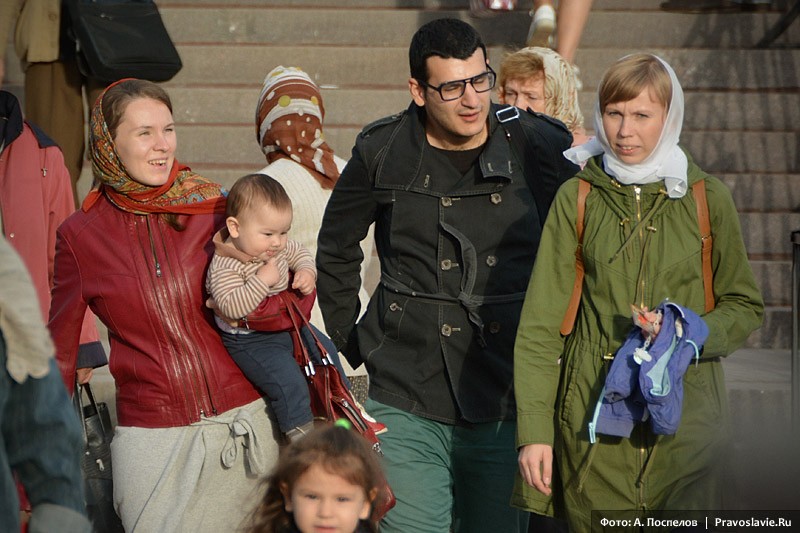 На выходе из храма. Фото: Антон Поспелов / Православие.Ru