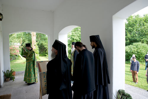 Литию в монастыре совершают снаружи, перед входом в храм.