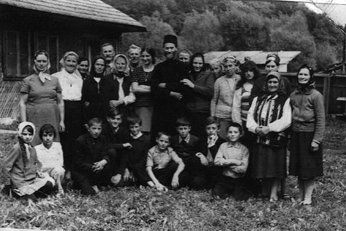 Отец Иустин в селе Петру Водэ в окружении своей семьи и верующих, ок. 1970 г.