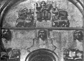 Все уцелевшие храмы Владимирской Руси украшены барельефами Давида с псалтирью