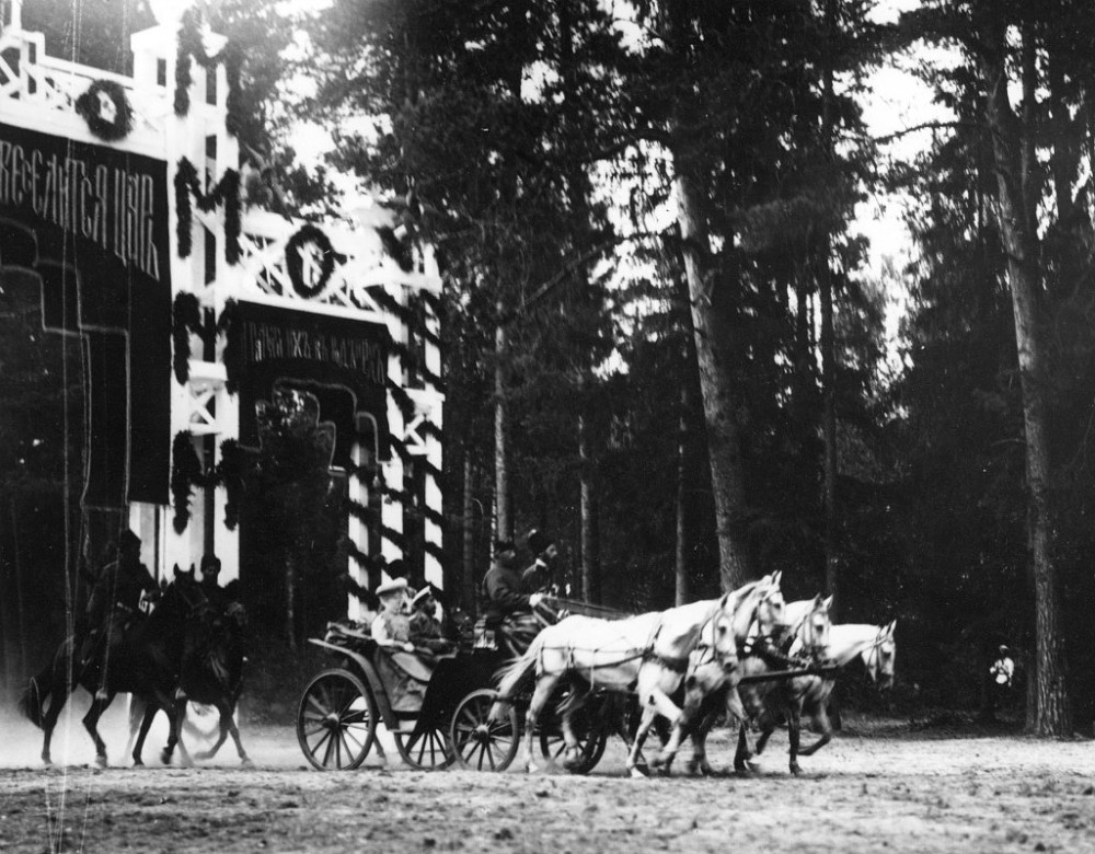 The triumphal entrance of the Imperial carriage into Tambov Province.