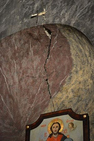 Если не будут приняты меры,потолок провалится, создавая угрозу жизням и бесценным произведениям искусства