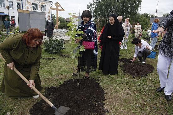 Посадка восьми деревьев по количеству казненных на территории женского Елизаветинского монастыря рядом с Напольной школой