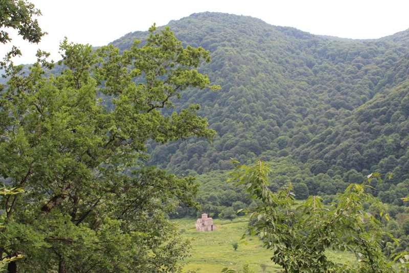 Вид на Средний храм . Такой вид открывается на Зеленчукскую долину с лестницы, ведущей к Архызскому лику