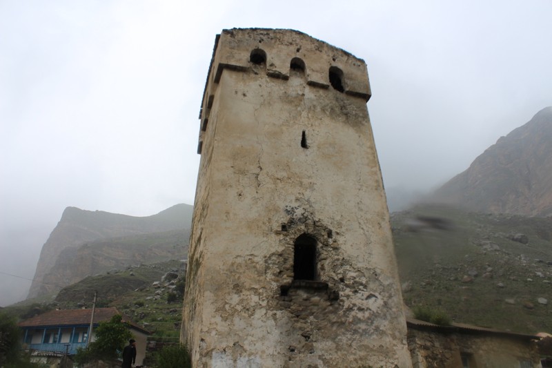 Башня в ущелье Эль-Тюбю. Необычная для здешних мест постройка – подобные ей тысячелетние башни стоят по другую сторону Главного Кавказского хребта, в православной Сванетии. 