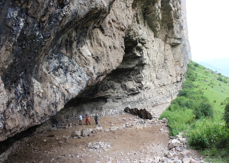 Необычная пещера . Паломники в огромной пещере