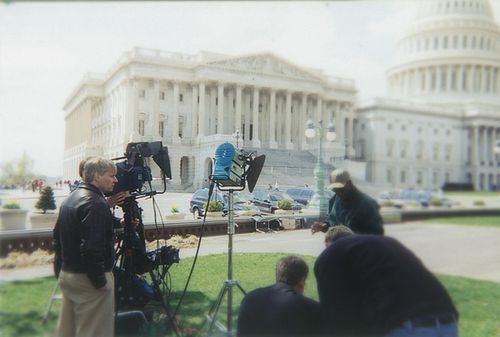 Прямой эфир новостей у здания Капитолия.