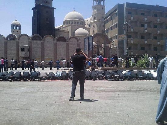 Местные жители-мусульмане встали в цепочку, пытаясь защитить коптскую церковь