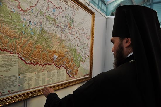 Епископ Пятигорский и Черкесский Феофилакт у карты епархии