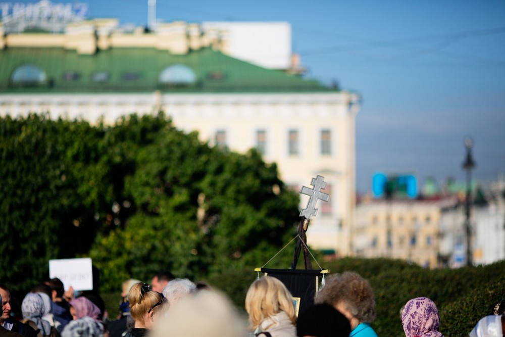 Крестный ход в Санкт-Петербурге в год 300-летия Александро-Невской лавры. Фото: Егор Столпов