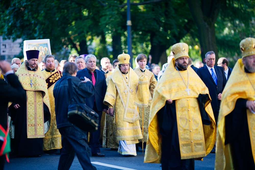 Крестный ход в Санкт-Петербурге в год 300-летия Александро-Невской лавры.  Фото: Егор Столпов
