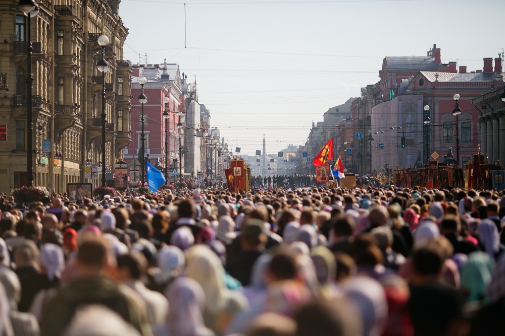 Крестный ход в Санкт-Петербурге в год 300-летия Александро-Невской лавры.  Фото: Егор Столпов