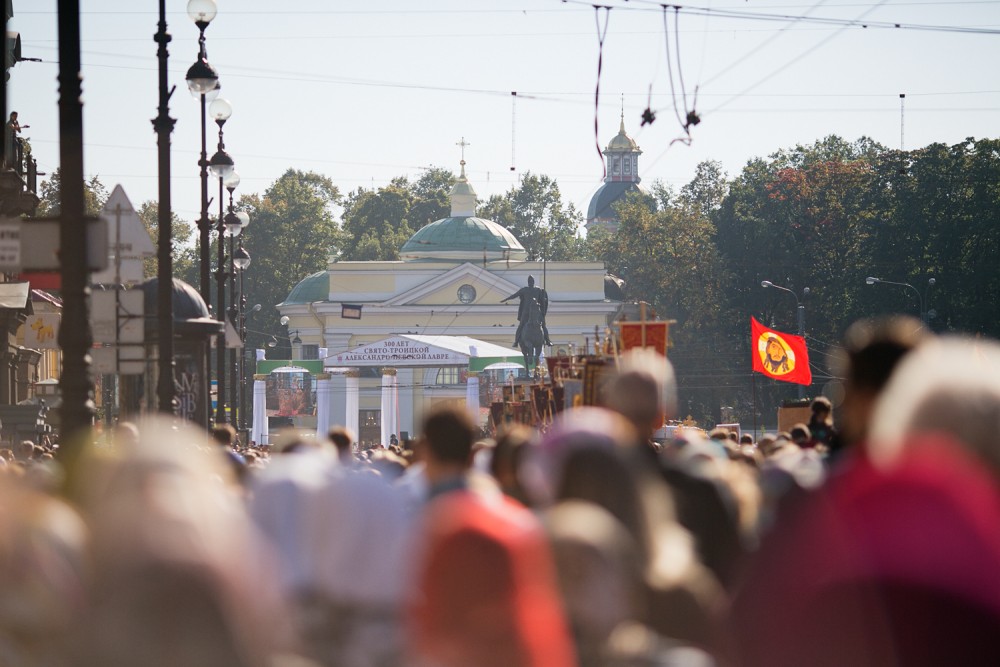 Крестный ход в Санкт-Петербурге в год 300-летия Александро-Невской лавры.  Фото: Егор Столпов