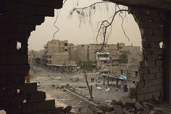 Дейр-эз-Зор — город на северо-востоке Сирии. Вид через отверстие в здании, 4 апреля 2013. Фото: Reuters | Khalil Ashawi