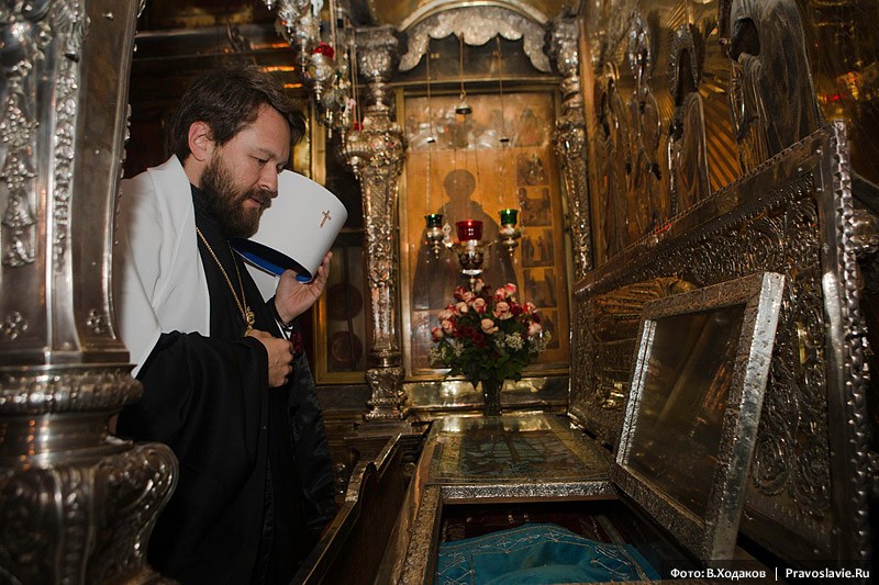 Митрополит Волоколамский Иларион у мощей прп. Сергия Радонежского. Фото: В. Ходаков / Православие.Ru