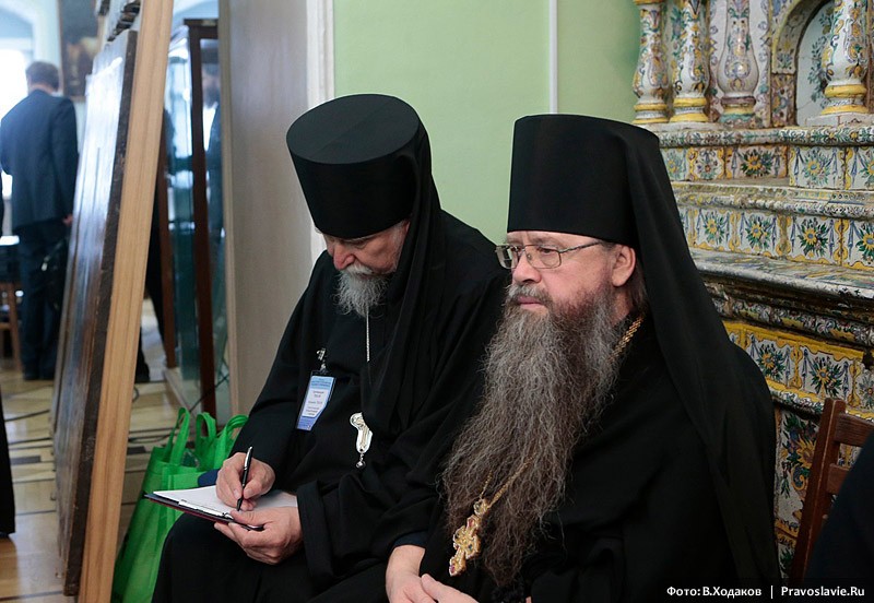 Архимандриты Тихон и Алексий, наместники Псково-Печерского и Данилова монастырей. Фото: В. Ходаков / Православие.Ru